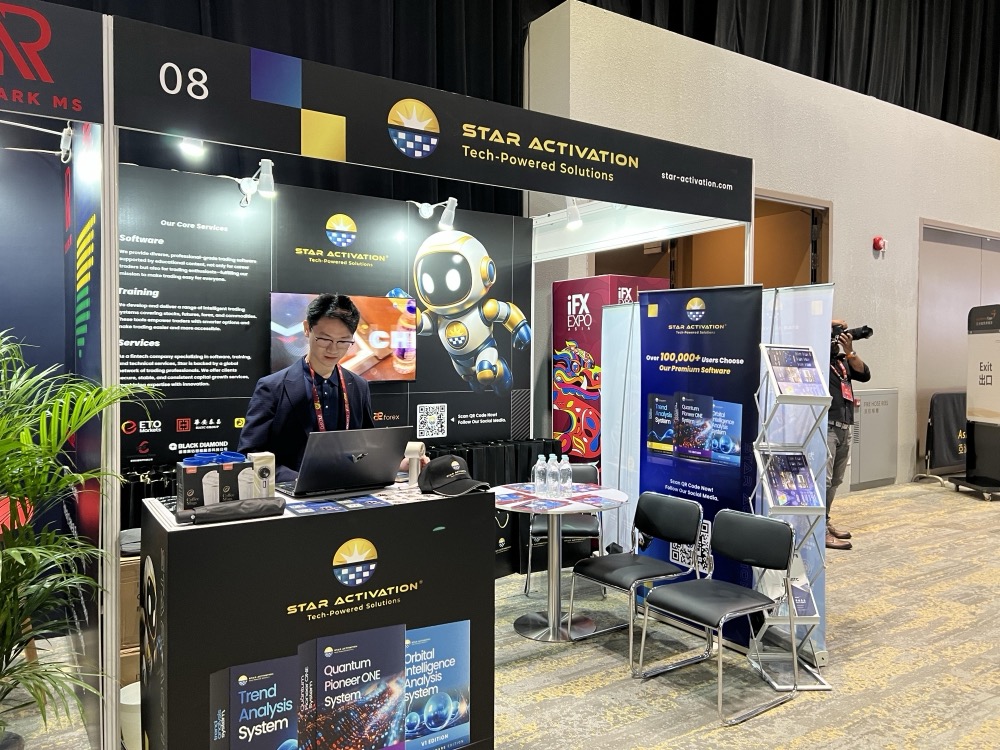 Đội ngũ StarActivation tư vấn khách tham quan tại expo